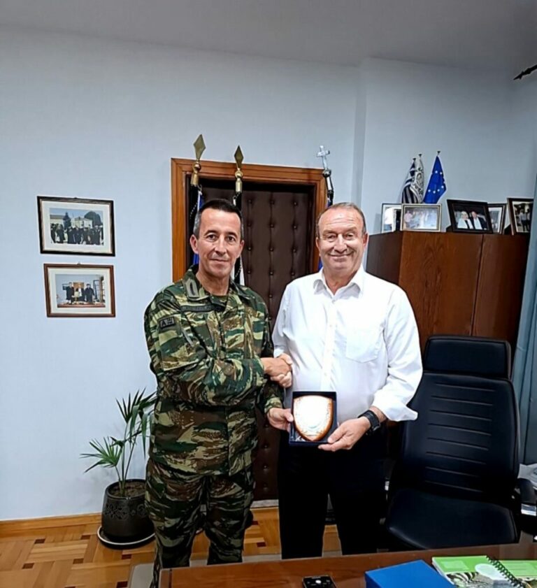 Εθιμοτυπική επίσκεψη του Διοικητή της 20ης ΤΘΜ στον Δήμαρχο Τοπείρου