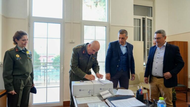 Δωρεά απινιδωτών από την Περιφέρεια Θεσσαλίας στο 404 Στρατιωτικό Νοσοκομείο και στο 303 ΠΕΒ