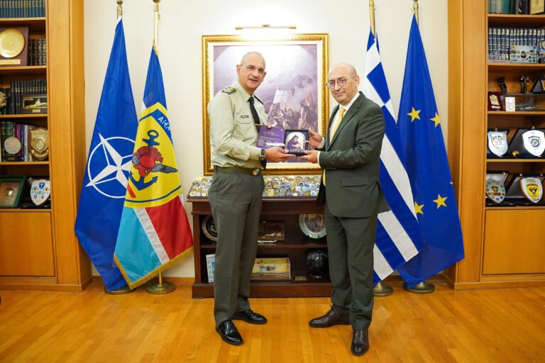 Συνάντηση του Αρχηγού ΓΕΕΘΑ Στρατηγού Δημ. Χούπη με τον Πρέσβη της Αρμενίας