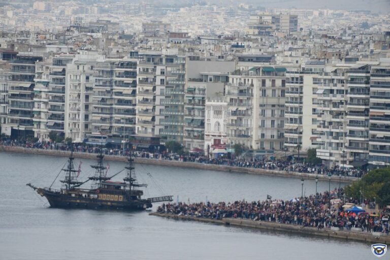 Όλη η Θεσσαλονίκη στην παραλία για την επίδειξη της Πολεμικής Αεροπορίας