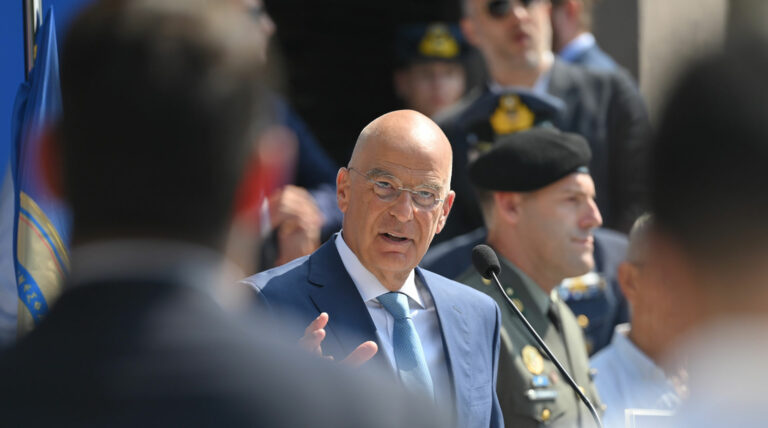 Δένδιας: Άμεση αποζημίωση στα στελέχη και τις οικογένειές τους για υγειονομικές δαπάνες