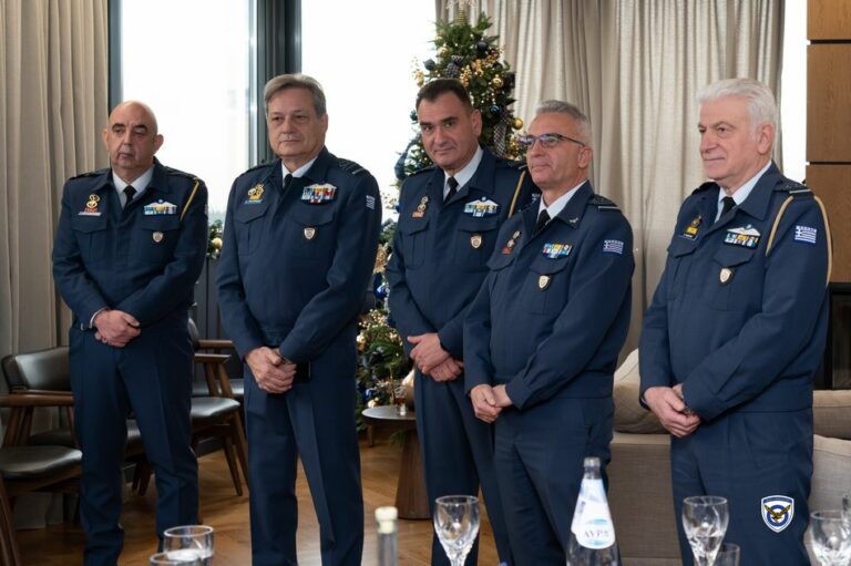 Ανταλλαγή Ευχών και Χριστουγεννιάτικα Κάλαντα στον Αρχηγό ΓΕΑ