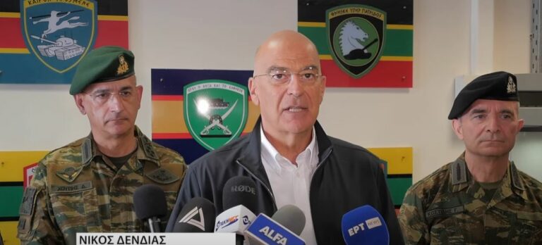 Η δέσμευση Δένδια μπροστά στα εμβλήματα του Έβρου