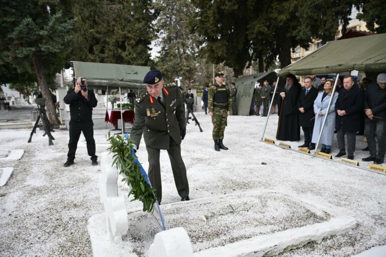 Λάρισα: Συγκίνηση στο ετήσιο μνημόσυνο για τους πεσόντες υπέρ Πατρίδας