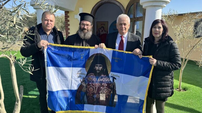 Συγκίνηση! Στρατιωτικοί παραλαμβάνουν την Ελληνική Σημαία με τον Άγιο Γεώργιο Καρσλίδη