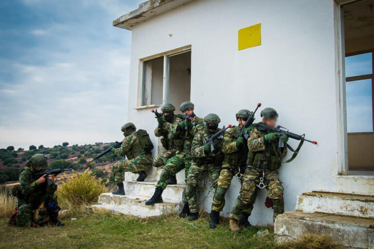 Ένοπλες Δυνάμεις: Ικανοποίηση για Στρατόπεδα και Κρίσεις Ανώτατων Αξιωματικών 