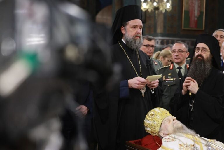 Ο Δκτης του Γ’ΣΣ/NRDC-GR Αντιστράτηγος Αθ. Γαρίνης αποχαιρετά το Μητροπολίτη πρώην Θεσσαλονίκης Άνθιμο