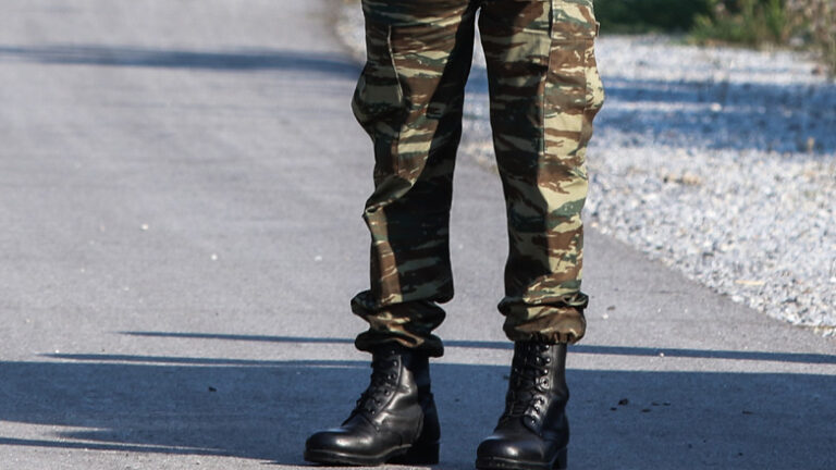 ΣΞ: Υψηλόβαθμη Αξιωματικός κατήγγειλε τον Υπαξιωματικό φίλο της για απειλή εκδικητικής πορνογραφίας