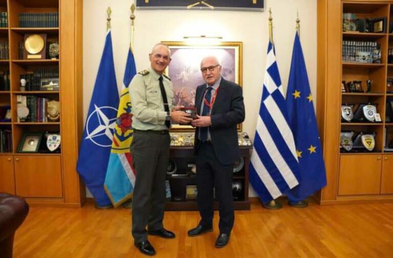 Στον Αρχηγό ΓΕΕΘΑ Στρατηγό Δημ. Χούπη ο Ειδικός Ερευνητής Γιώργος Τσούκαλης