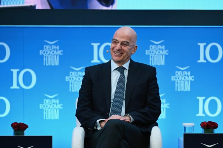 Ευχάριστα από Δένδια για τα στελέχη: Θα κάνουμε κι άλλη προσπάθεια για τους μισθούς