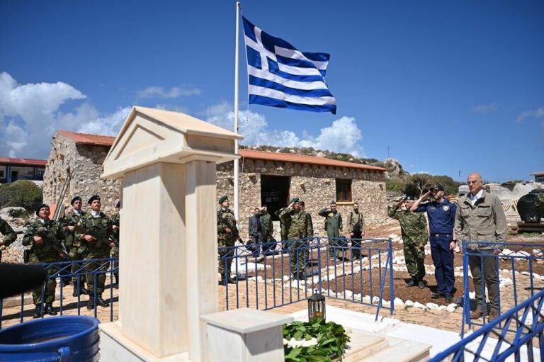 ”Σημαία, πίστη και αποτροπή”: Ο Ν. Δένδιας εγκαινιάζει φυλάκιο στη Ρω την ημέρα των Πολιούχων του Καστελλόριζου
