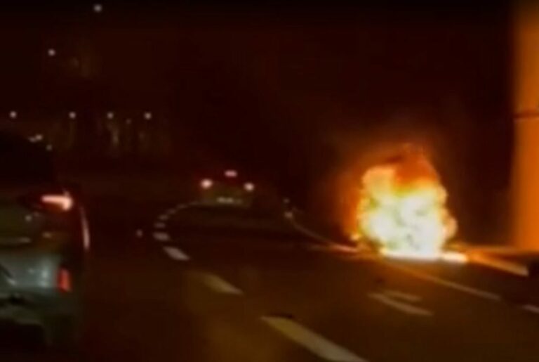 ΕΚΤΑΚΤΟ: Στις φλόγες όχημα της Αεροπορίας Στρατού με 13 στρατιωτικούς – Κανένας τραυματισμός