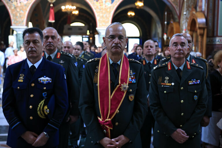 ΛΑΡΙΣΑ: Με τον Χρυσό Σταυρό των Αγίων Αχιλλίου και Βησσαρίωνος τιμήθηκε ο Αρχηγός ΓΕΕΘΑ