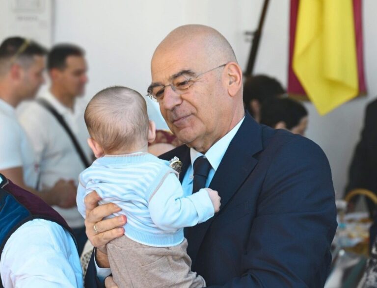 Ο Νίκος Δένδιας στηρίζει έμπρακτα τις οικογένειες στελεχών των ΕΔ με παιδιά ΑμεΑ