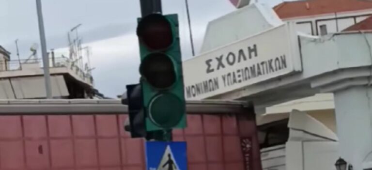 Τρίκαλα: Νταλίκα φράκαρε στην είσοδο της ΣΜΥ προκαλώντας κυκλοφοριακό κομφούζιο