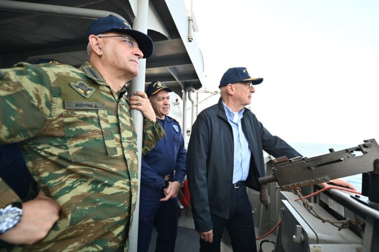 Ο ΥΕΘΑ Νίκος Δένδιας παρακολούθησε εκπαιδευτικές βολές Κ/Β από τη Φ/Γ ΑΔΡΙΑΣ