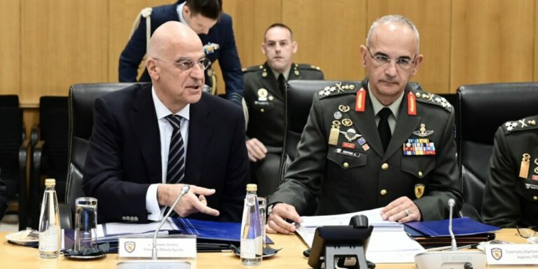 Δένδιας: Οι αυξήσεις στους μισθούς των στρατιωτικών δεν επαρκούν και πρέπει να ενισχυθούν