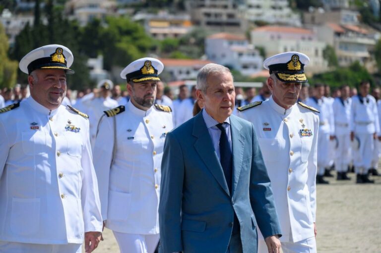 Παρουσία ΥΦΕΘΑ Θανάση Δαβάκη στην τελετή ορκωμοσίας Ναυτών Β΄ΕΣΣΟ 2025