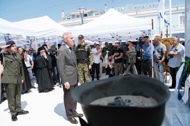 Παρουσία ΥΦΕΘΑ Θανάση Δαβάκη στην ταφή των οστών του ήρωα Χαράλαμπου Σαμλιάν