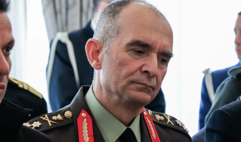 Κατέρρευσε Αξιωματικός μπροστά στον Αρχηγό ΓΕΣ – Τι Κρύβεται Πίσω από το Συμβάν;