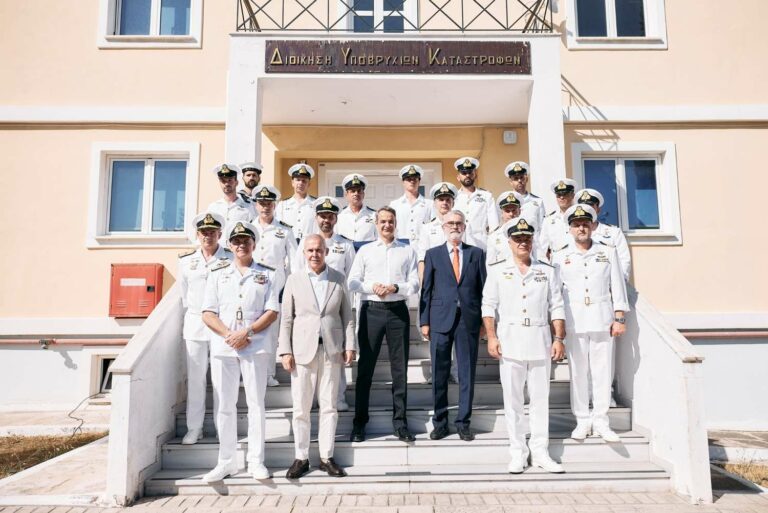 Παρουσία Μητσοτάκη: Δωρεά καταδυτικών ρολογιών στο προσωπικό της ΔΥΚ