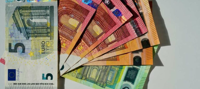 Επιδόματα από e-ΕΦΚΑ και ΔΥΠΑ: Ποια πληρώνονται σήμερα