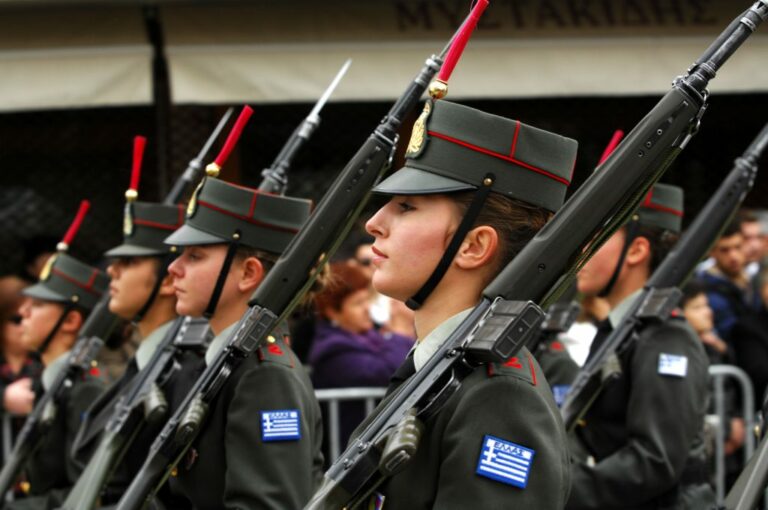 Στρατιωτικοί και απόστρατοι σε «χρυσή τροχιά»: Αυξήσεις έως 20% και αναδρομικά έως 2.600 ευρώ