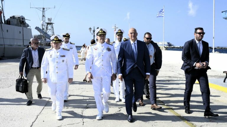 Δένδιας: Τιμές στους ήρωες της «Έλλης»