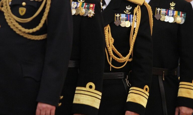 Ένστολοι και δημόσιο: Πώς θα δοθούν αυξήσεις 1 δισ. ευρώ – Δείτε αναλυτικά παραδείγματα