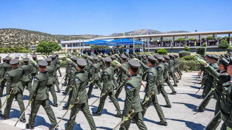 Πώς κερδίζουν από 1,5 έως 2 μισθούς τον χρόνο οι ένστολοι – Από τον Οκτώβριο η πρώτη αύξηση