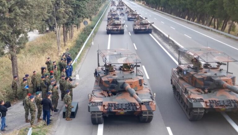 Εντυπωσιακά βίντεο: Ο ΑΓΕΣ επιθεωρεί την τελική πρόβα της στρατιωτικής παρέλασης