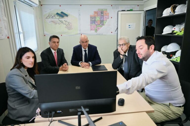 Ο άνθρωπος πίσω από τον υπουργό – Ο Νίκος Δένδιας στο νοσοκομείο των παιδιών του αύριο