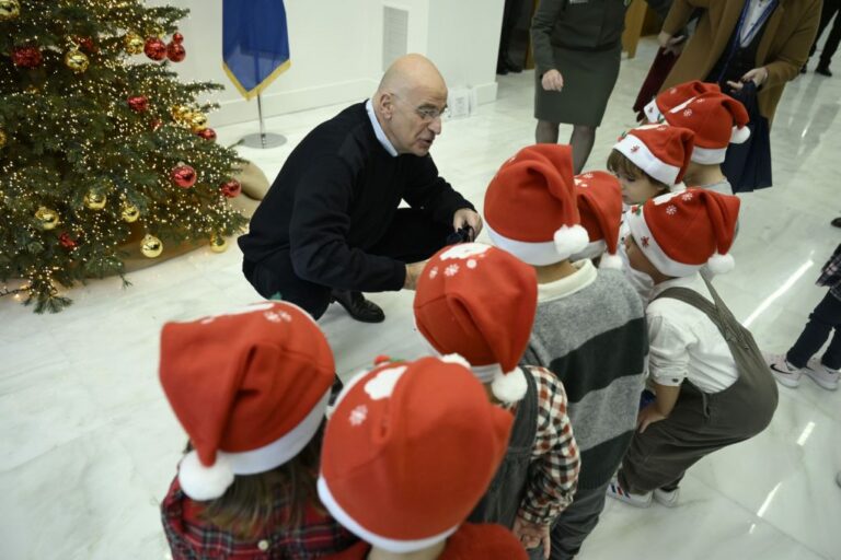 Τα εορταστικά γκρουπ, η Black Friday και το αίτημα στελεχών και οικογενειών στο Νίκο Δένδια