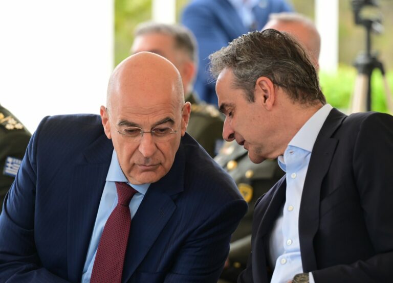 Μητσοτάκης – Δένδιας μαζί σε παρέλαση και εγκαίνια του ΥΠΕΘΑ