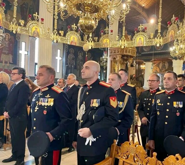 ΑΣΔΙΘ: Για πρώτη φορά Επαγγελματίας Οπλίτης με μεγάλα αμφιμασχάλια δίπλα σε Διοικητή Σχηματισμού