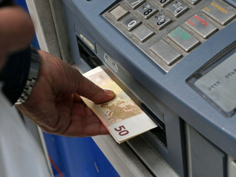 Νέο μηνιαίο επίδομα 100 ευρώ: Ποιοι είναι οι κερδισμένοι – Πότε αρχίζει η καταβολή