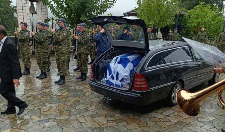 Με τιμές από την ΠΑ η κηδεία του Επισμηναγού Γιώργου Καρυαμπά