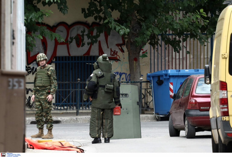 Αθήνα: Καρέ καρέ η επιχείρηση για την περισυλλογή στρατιωτικής χειροβομβίδας