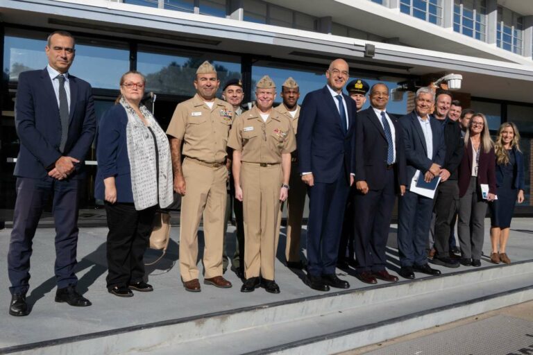 Ο Δένδιας στο Κέντρο Πληροφοριακού Πολέμου Ειρηνικού του ΠΝ των ΗΠΑ