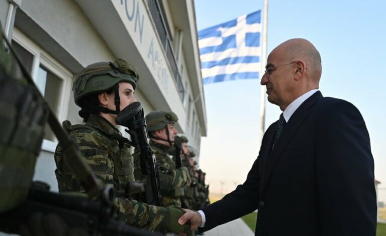 Αυξήσεις και αναδρομικά για 150.000 ένστολους μέσα στις γιορτές