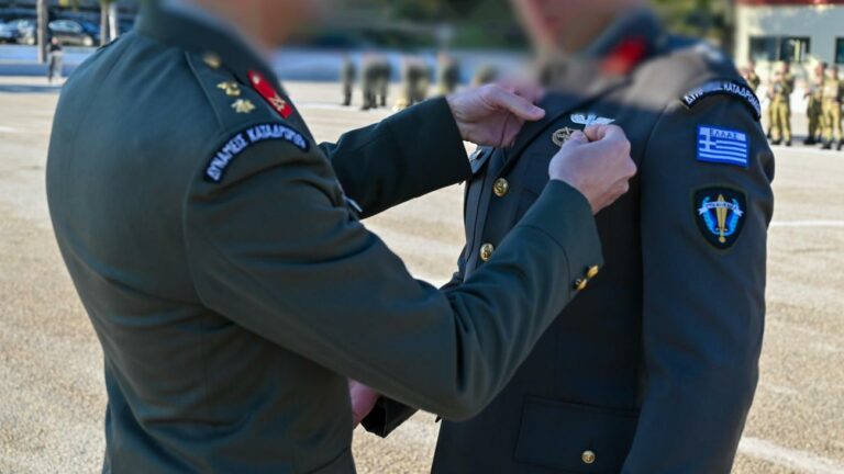 Αυξήσεις ενστόλων: Δύο μισθοί το χρόνο το κέρδος – Αναλυτικοί πίνακες και ποσά