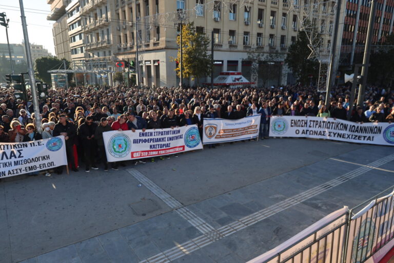 Ψέλνοντας τον εθνικό ύμνο έξω από τη Βουλή ολοκλήρωσαν την κινητοποίηση οι στρατιωτικοί
