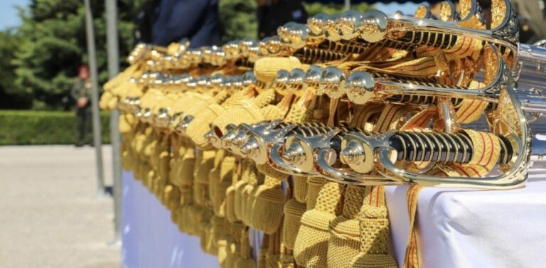 Tελετή επίδοσης ξιφών στην 32 Ταξιαρχία Πεζοναυτών