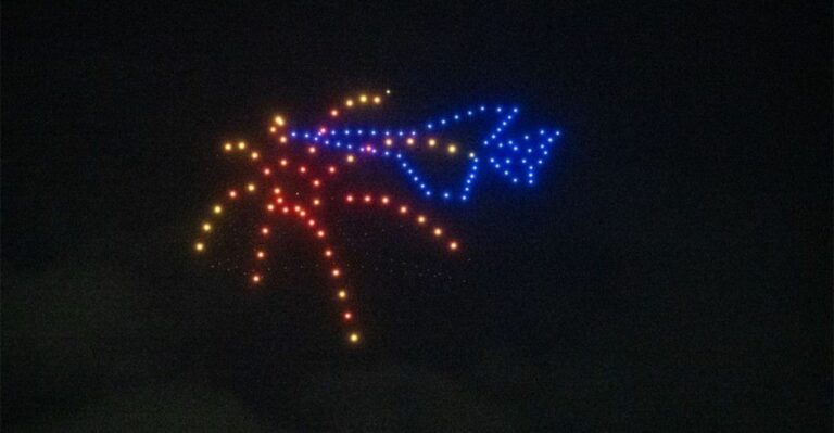 Σόου στον αέρα στη Σχολή Ικάρων: Ελληνικό μαχητικό από drones καταρρίπτει τουρκικό – Δείτε βίντεο