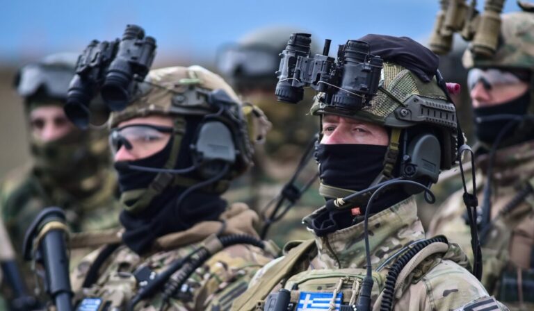 Μηνιαίες αυξήσεις 82 ευρώ έως 575 ευρώ για 140.000 ενστόλους [πίνακες]