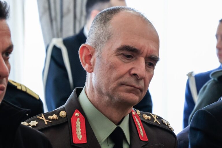 Ο Αρχηγός ΓΕΣ στο πλευρό της οικογένειας του 19χρονου ΕΠΟΠ Στρατιώτη