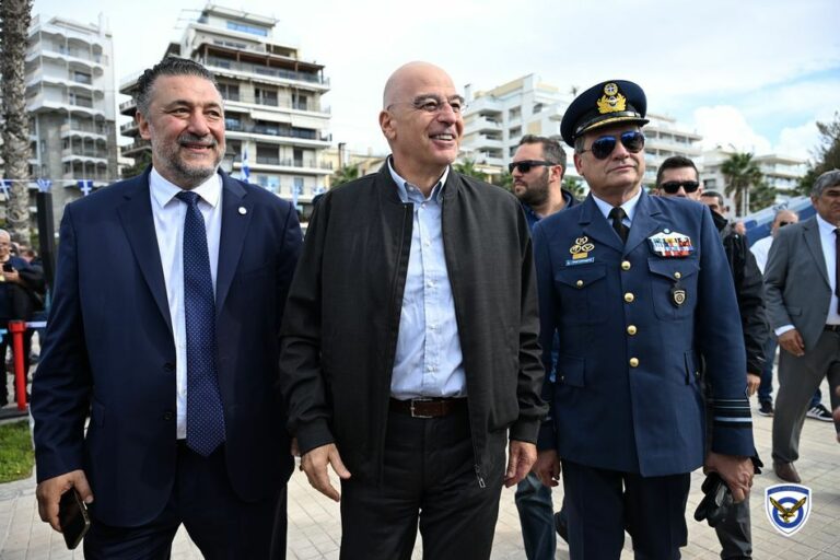 Ο Νίκος Δένδιας στην αεροπορική επίδειξη της ΠΑ στον Φλοίσβο