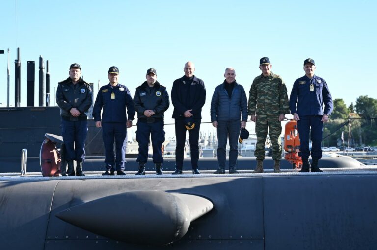 Ο ΥΕΘΑ Νίκος Δένδιας παρακολούθησε βολή νέου τύπου τορπίλης  από το Υ/Β «ΠΙΠΙΝΟΣ»