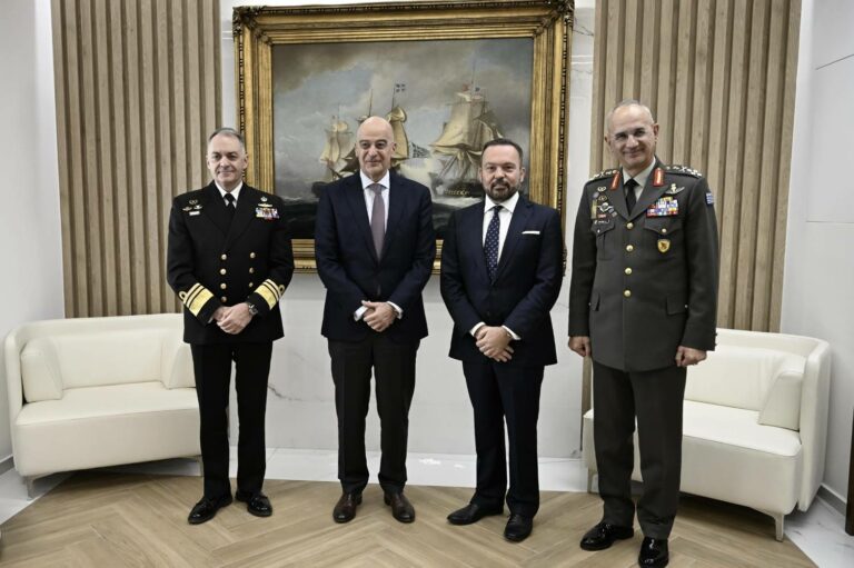 Παρουσία Δένδια στην τελετή απονομής βαθμού Έφεδρου Πλωτάρχη επί τιμή στον Στ. Παπαδόπουλο