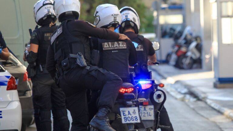 «Χριστουγεννιάτικος κλοιός»: Διπλασιασμός περιπολιών και προσαγωγή «οποιουδήποτε κινείται ύποπτα»